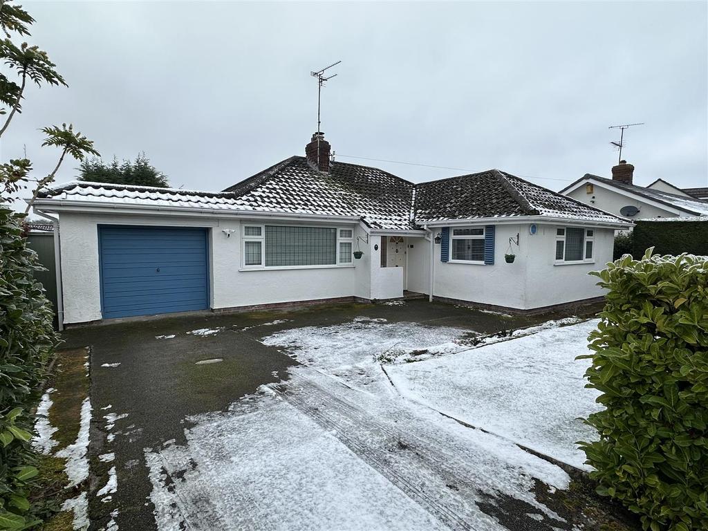 Latchford Road, Gayton 3 bed detached bungalow £1,750 pcm (£404 pw)