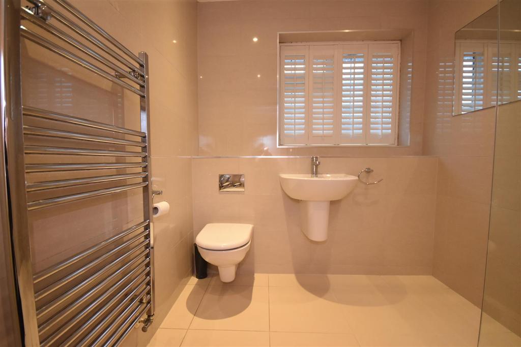 Latchford Road, Gayton 3 bed detached bungalow £1,750 pcm (£404 pw)