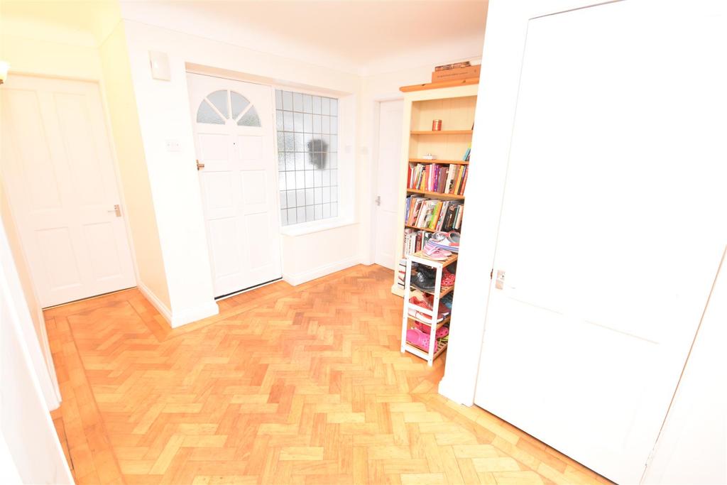 Latchford Road, Gayton 3 bed detached bungalow £1,750 pcm (£404 pw)