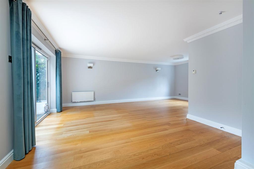 Sandringham Court, Westleigh Avenue, London 3 bed flat £3,500 pcm (£
