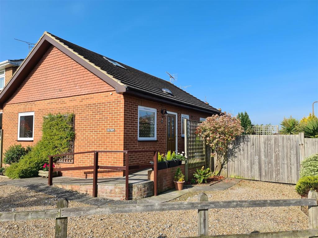 Staplehurst, Kent 2 bed detached bungalow for sale £450,000