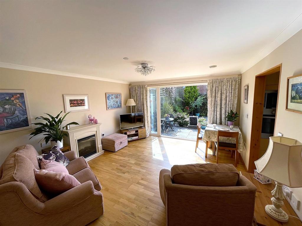 Staplehurst, Kent 2 bed detached bungalow £435,000