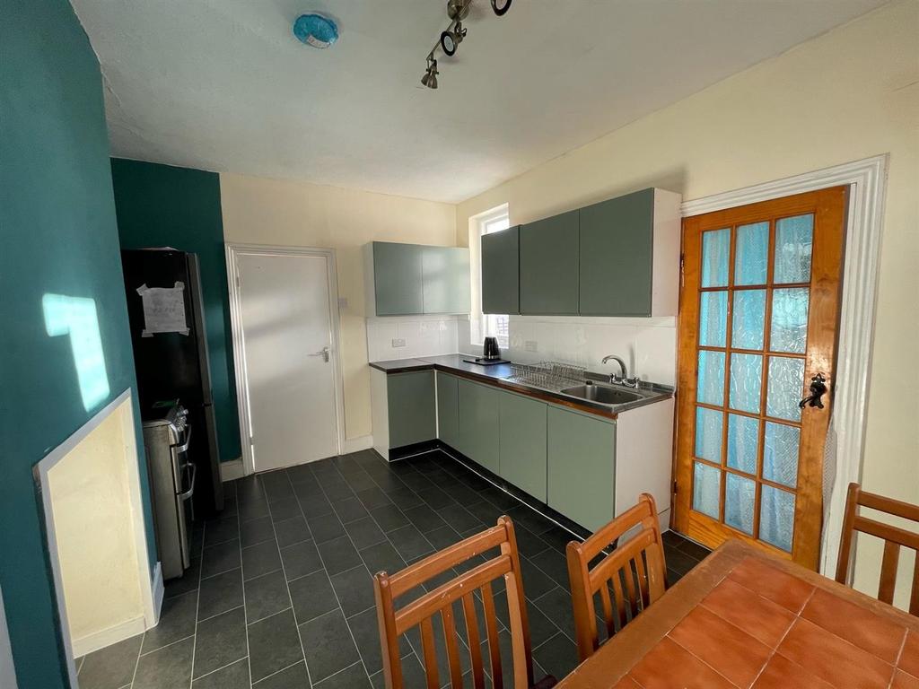 Brompton Lane, Strood 5 bed detached bungalow £1,800 pcm (£415 pw)