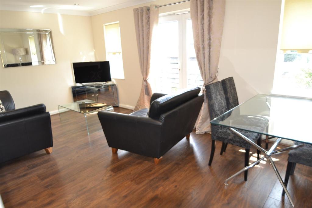 Elppin Court, Park Lane, Broxbourne 2 bed flat £1,295 pcm (£299 pw)