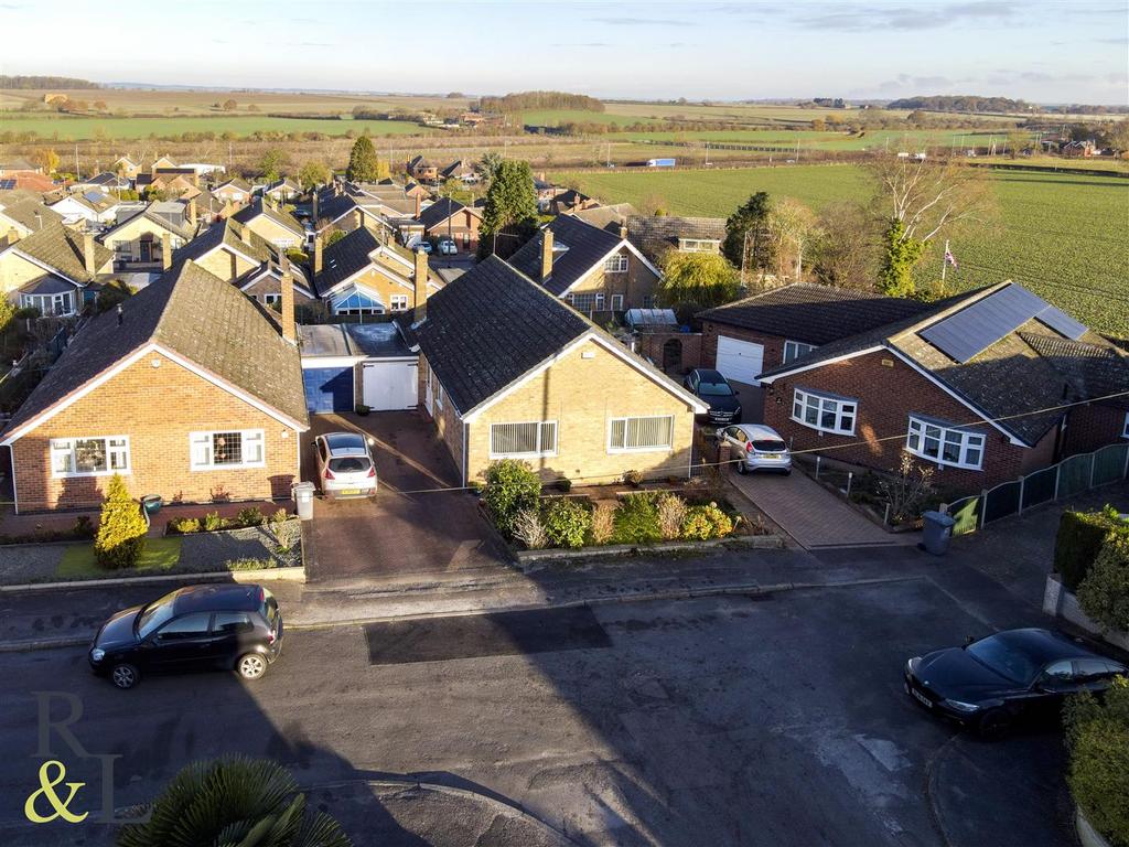 Morton Gardens, RadcliffeOnTrent, Nottingham 2 bed detached bungalow