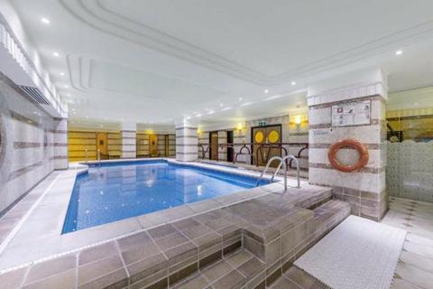 Studio to rent, Charterhouse Square, London