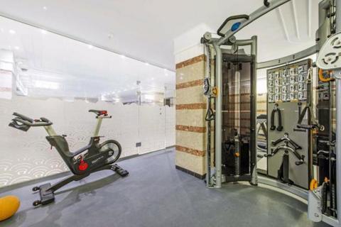 Studio to rent, Charterhouse Square, London