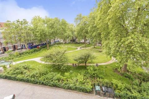 Studio to rent, Charterhouse Square, London