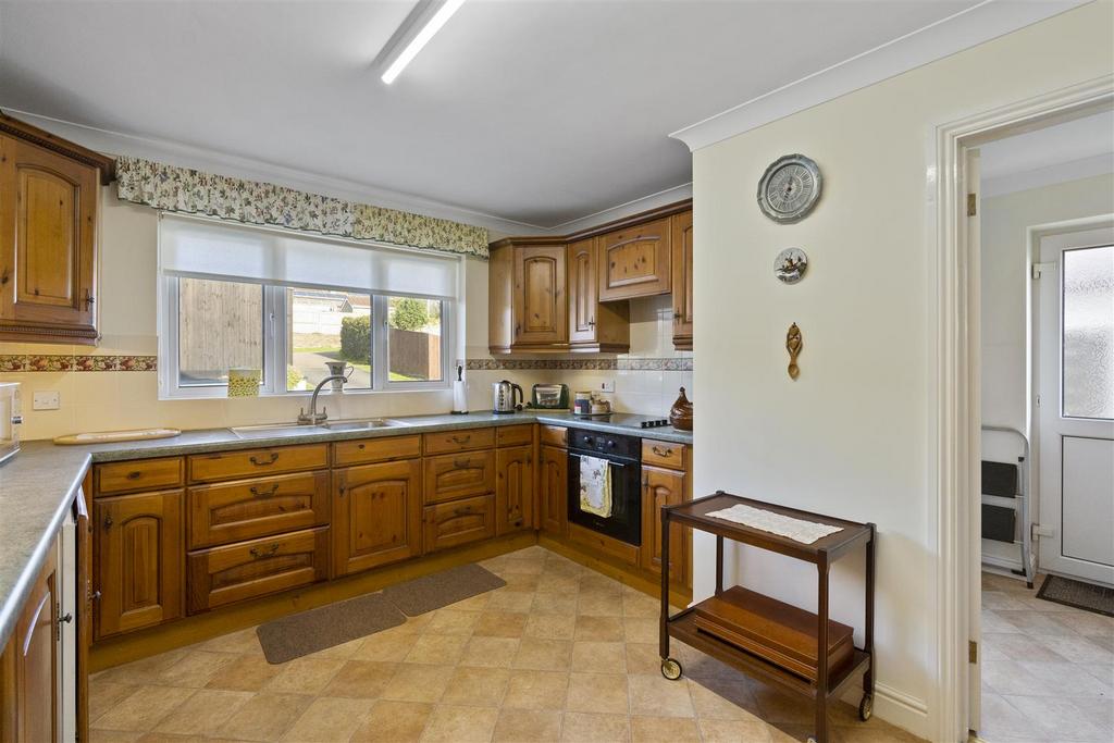 Kitchen 2.jpg