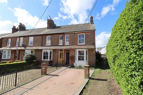 3 bedroom end of terrace house to rent, Station Road, Braintree