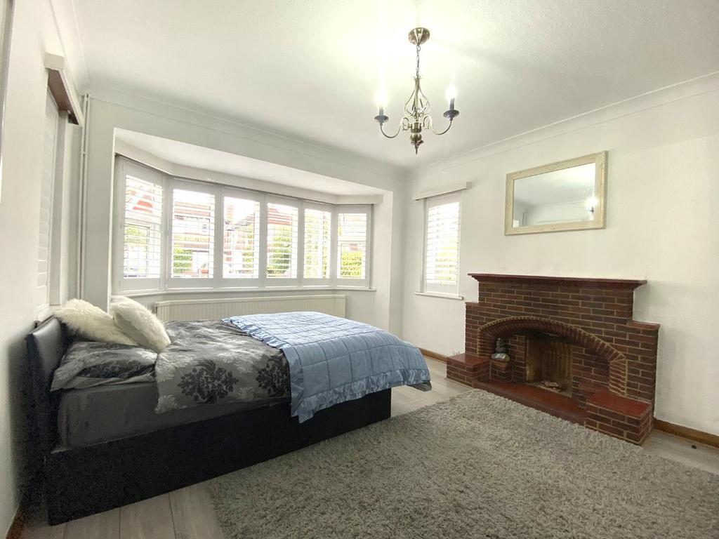 High Drive, New Malden, KT3 3UG 4 bed detached house £3,500 pcm (£808 pw)