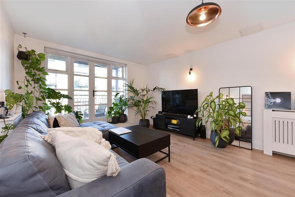 Victory Place, Limehouse, E14 2 bed apartment £2,800 pcm (£646 pw)