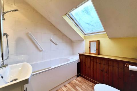 12 Everside Close, Cam, Dursley, GL11 5JH