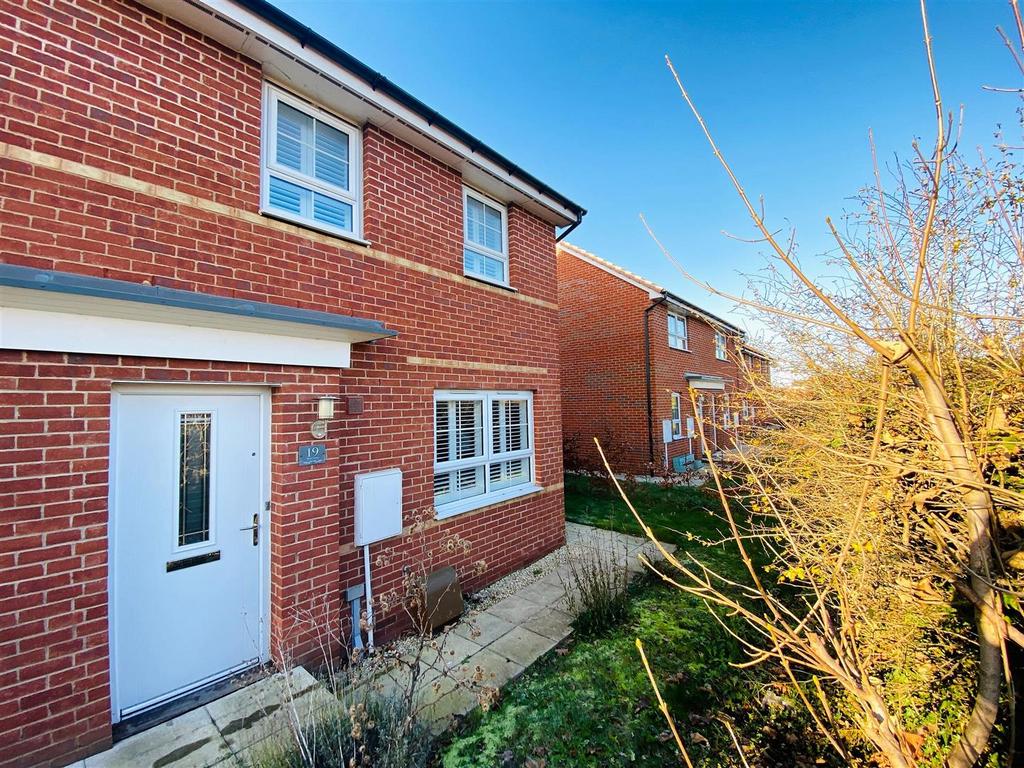 Shire Green, Carlton, Goole 3 bed semidetached house £190,000