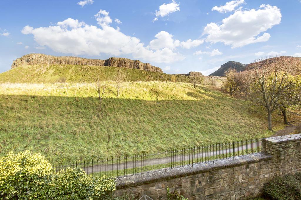14/6 East Parkside, Edinburgh, EH16 5XJ 2 bed flat £270,000