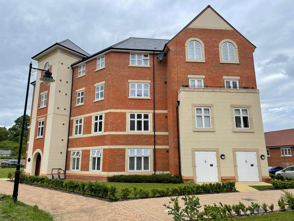 Burke Place, Aldershot, GU11 1 bed flat £1,000 pcm (£231 pw)