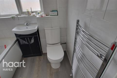 3 bedroom semi-detached house to rent, Repens Way yeading