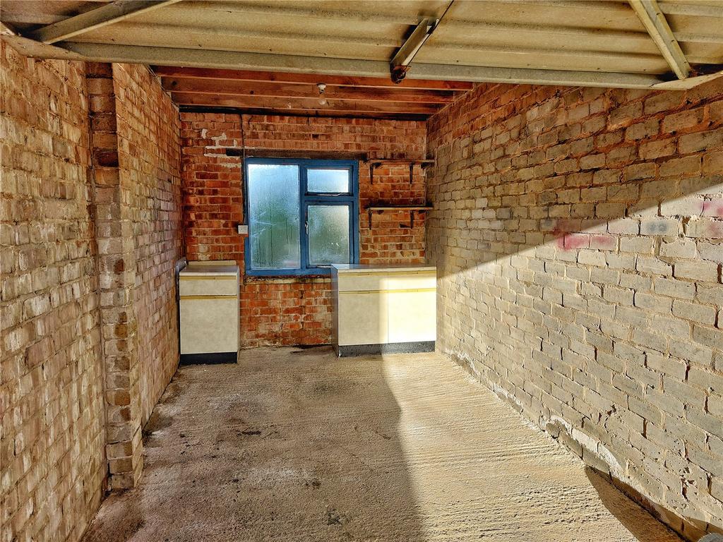 Detached Garage: