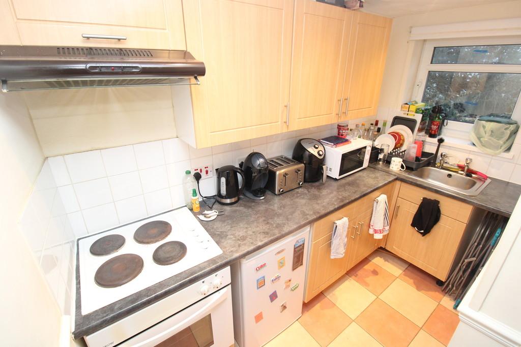 Stow Hill, Pontypridd 3 bed flat £960 pcm (£222 pw)
