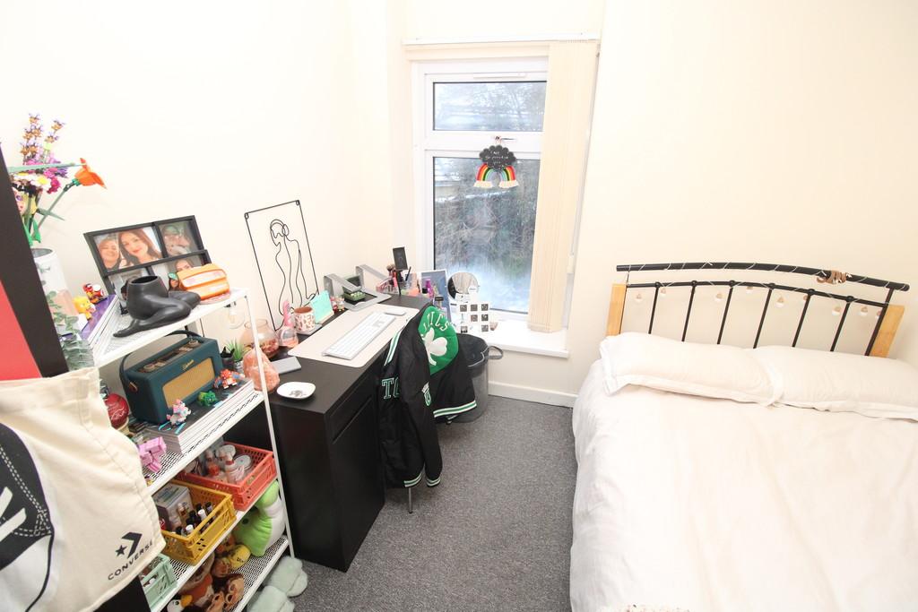 Stow Hill, Pontypridd 3 bed flat £960 pcm (£222 pw)