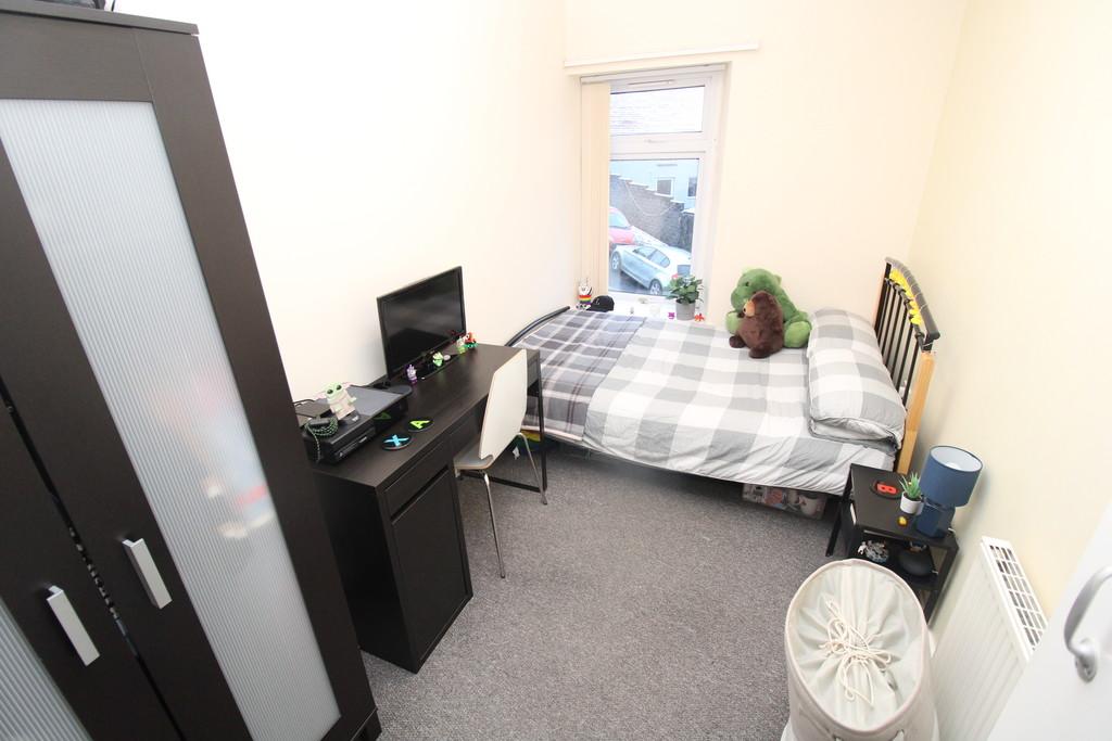 Stow Hill, Pontypridd 3 bed flat £960 pcm (£222 pw)