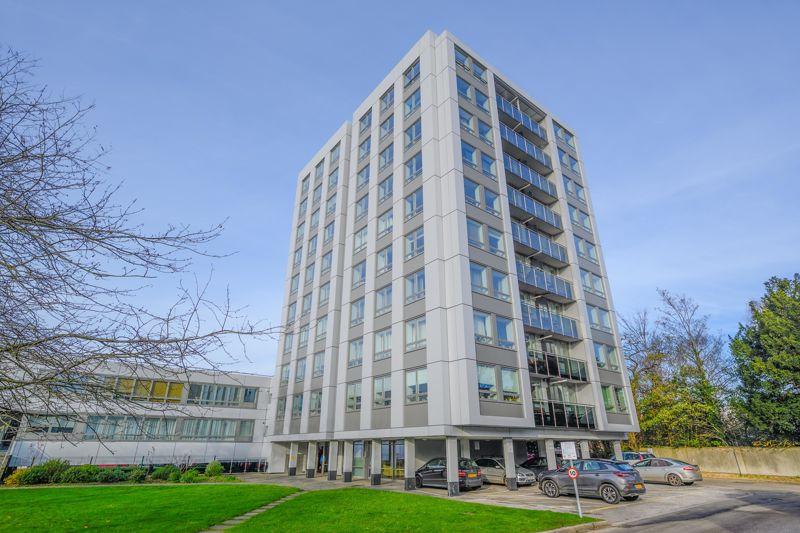 Wellington Close, WaltononThames 2 bed flat £1,395 pcm (£322 pw)