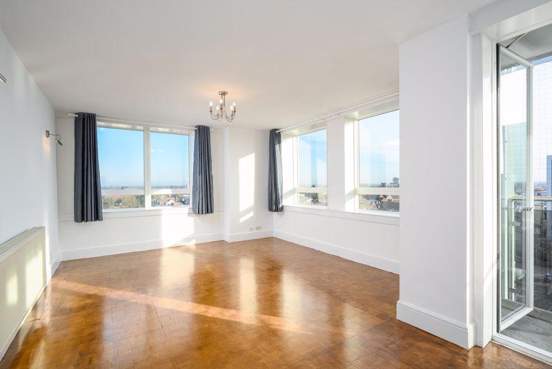 Wellington Close, WaltononThames 2 bed flat £1,395 pcm (£322 pw)