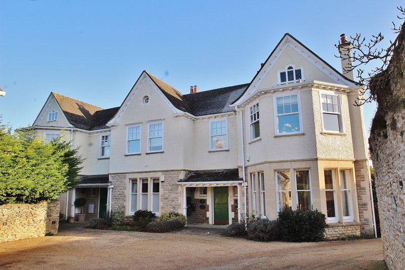 OFF CHURCH GREEN, WITNEY OX28 4NH 2 bed apartment for sale £400,000