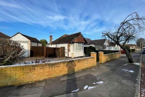 3 bedroom semi-detached bungalow to rent, Herlwyn Avenue, Ruislip, HA4 6HS