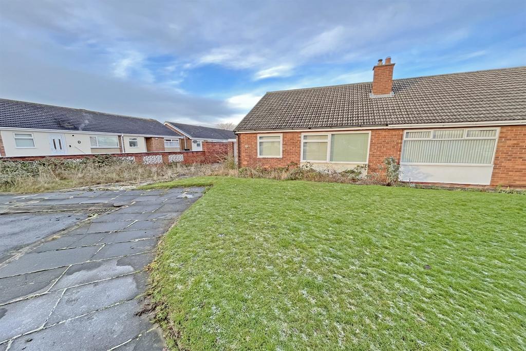 Beeford Drive, Acklam, Middlesbrough, TS5 2 bed semidetached bungalow