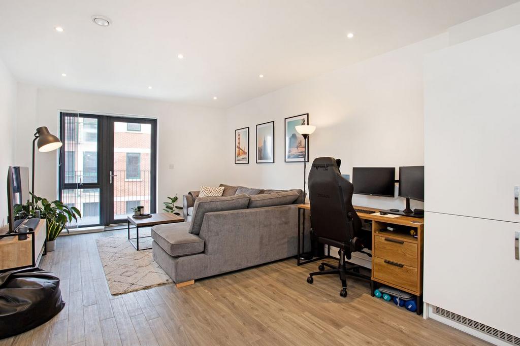 Roden Street, Ilford, IG1 1 bed flat £92,750