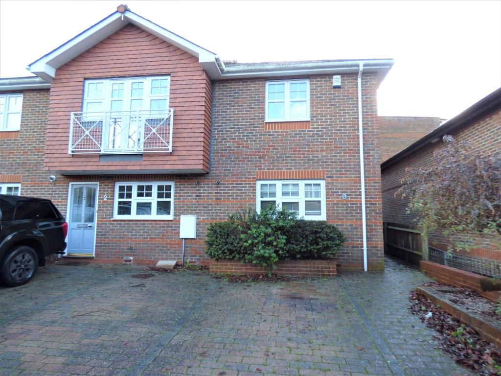 LEATHERHEAD 2 bed end of terrace house £1,500 pcm (£346 pw)