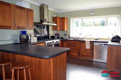 6 bedroom detached house for sale, Manor Avenue, Pwllheli, LL53