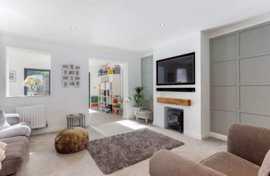 Sycamore Drive, Burgess Hill, RH15 3 bed semidetached house £450,000