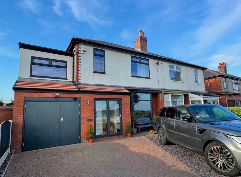 Plodder Lane, Farnworth, Bolton... 4 bed semidetached house £270,000