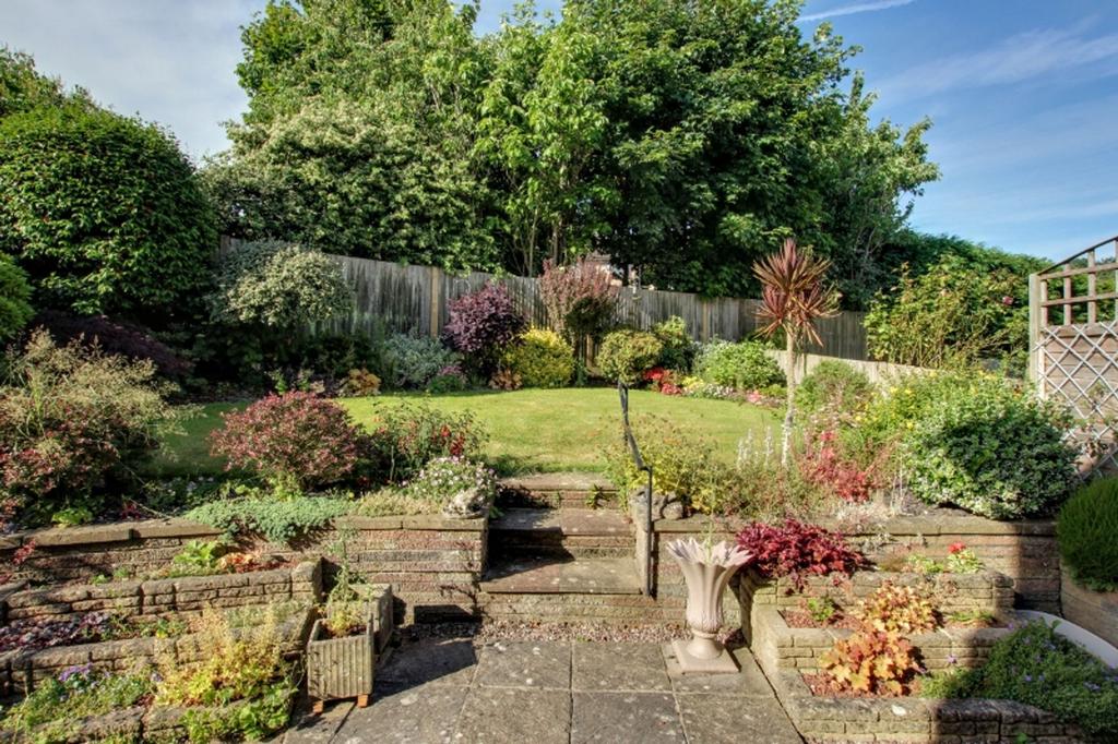 Pembury Close, Haywards Heath, RH16 3 bed property £425,000