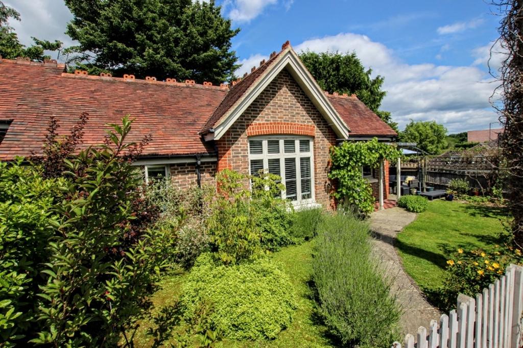 Oakhurst, Haywards Heath, RH16 2 bed property for sale £425,000