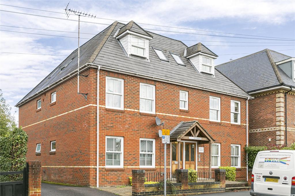 Victoria Street, Englefield Green, Egham, TW20 2 bed apartment £1,250
