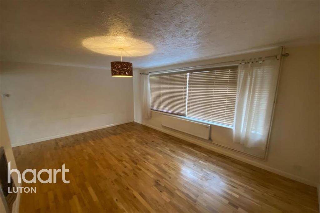 East Hill Road, Houghton Regis 4 bed detached house to rent £1,700