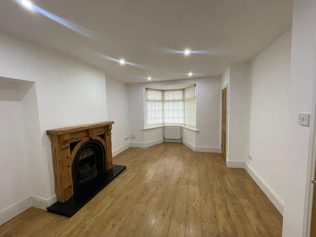 Hazelville Road, Hall Green 3 bed semidetached house £1,200 pcm (£