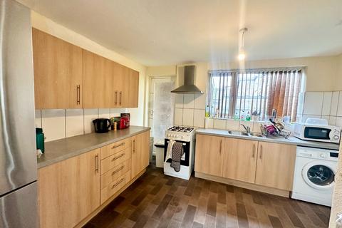 4 bedroom semi-detached house to rent, Forsythia Gardens, Nottingham, NG7 2LW