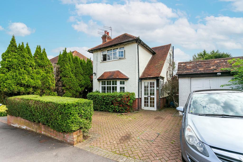 Bournehall Avenue, Bushey... 3 bed detached house £850,000