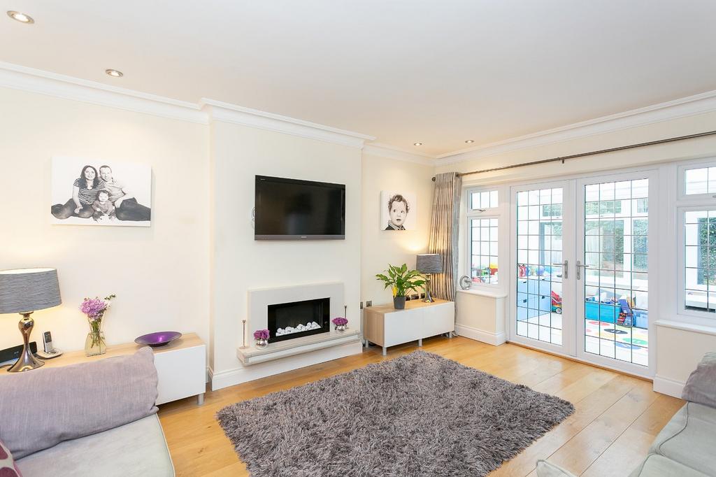 Vivian Gardens, Oxhey, Hertfordshire... 4 bed semidetached house £