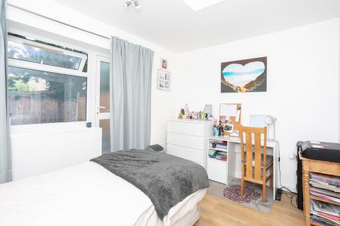 3 Oak Path, Bushey, WD23 4UJ