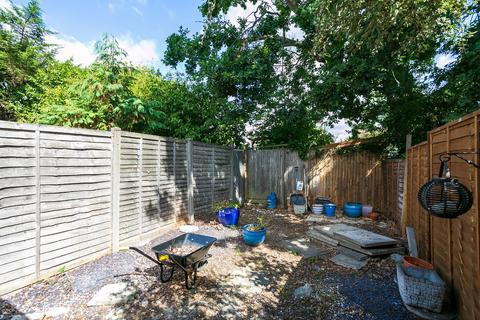 3 Oak Path, Bushey, WD23 4UJ