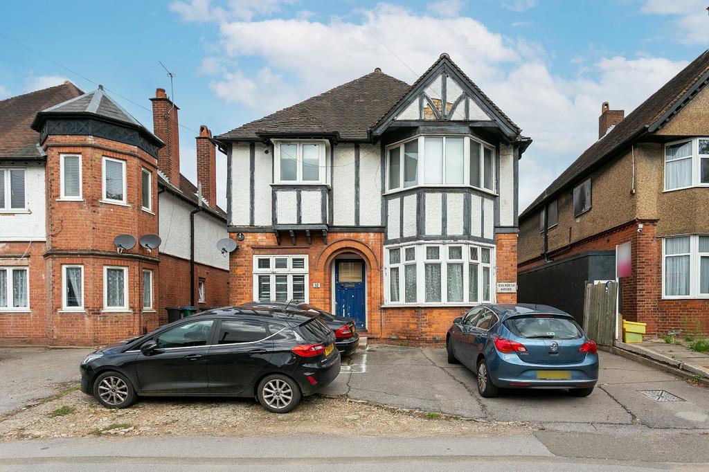 Rickmansworth Road, Watford... 2 bed property £250,000