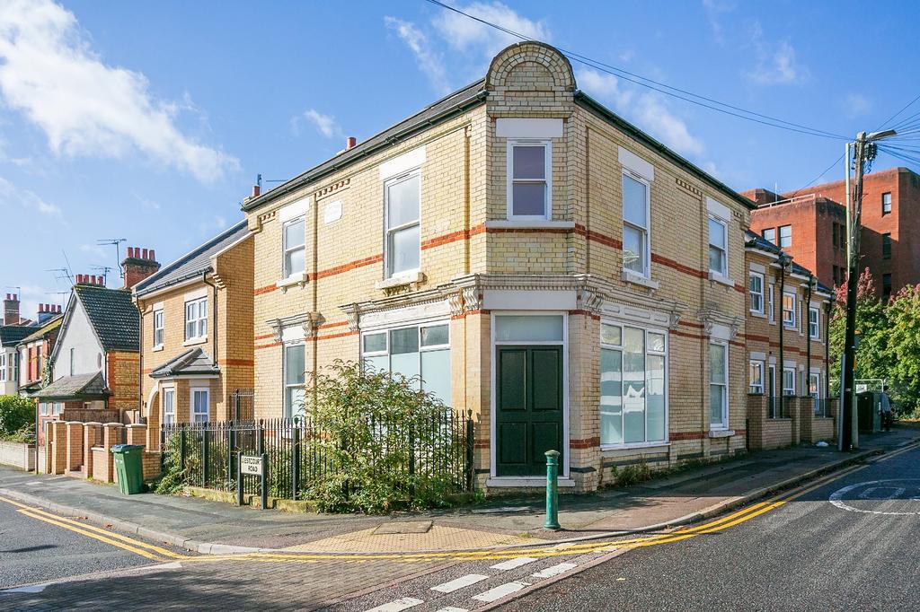 St Johns Road, Watford... 2 bed £1,700 pcm (£392 pw)