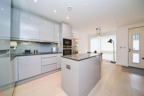 4 bedroom house to rent, Thonrey Close, Colindale, London