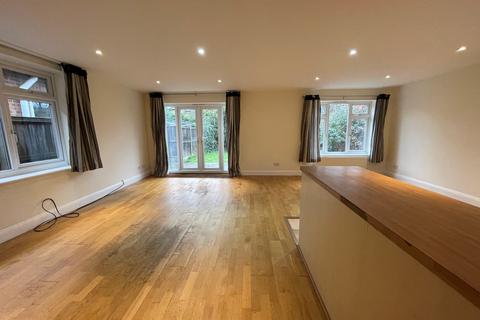 5 bedroom detached house to rent - Cricketers Close, London N14