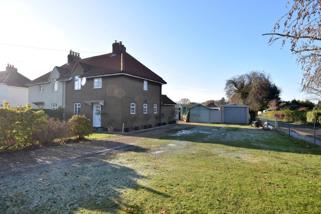 Ipswich Road, Holbrook, Ipswich IP9 2QX 3 bed semidetached house £